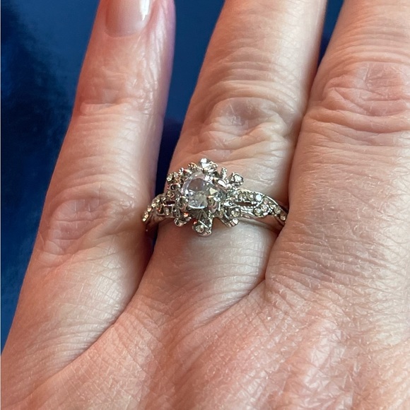 Silver Toned Clear Stone Fashion Ring Size 7 - Picture 3 of 4